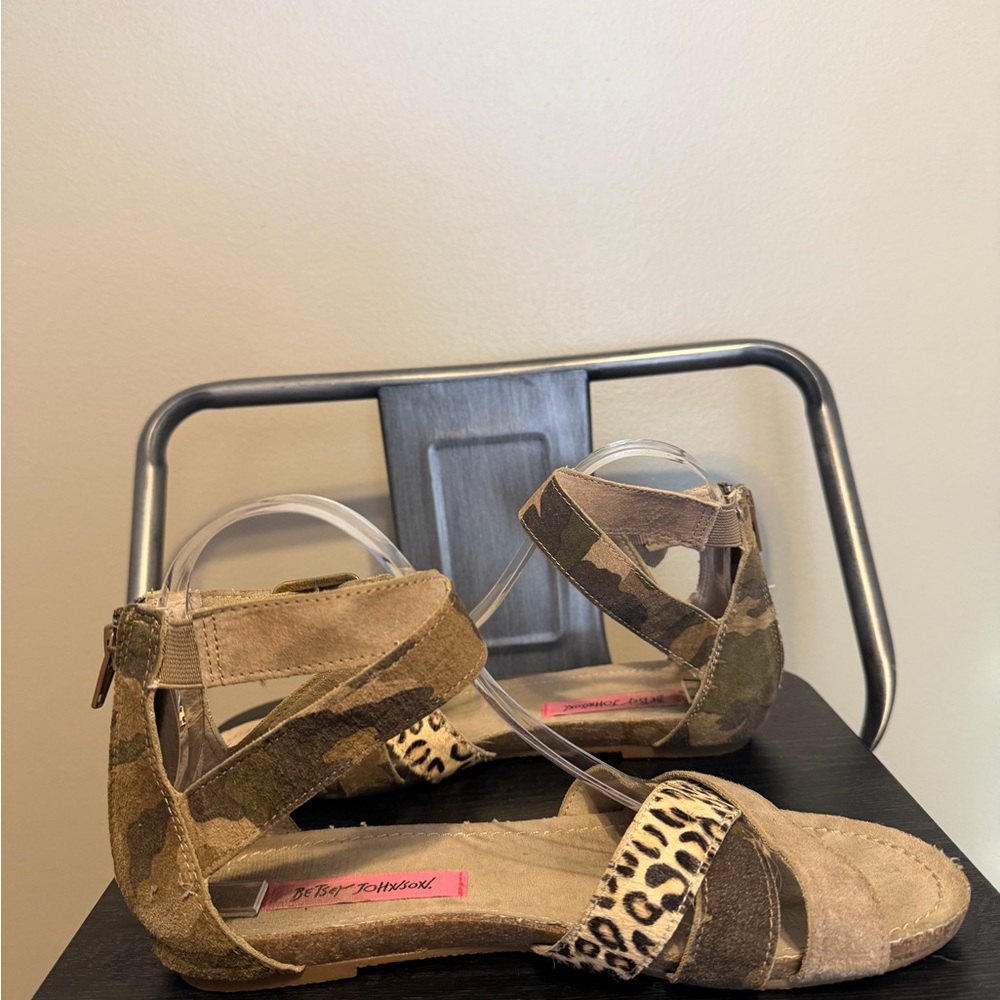 Betsey Johnson Camo Suede Leopard Strap Flat Sandals Back Zip Women’s 7.5 - Picture 7 of 13